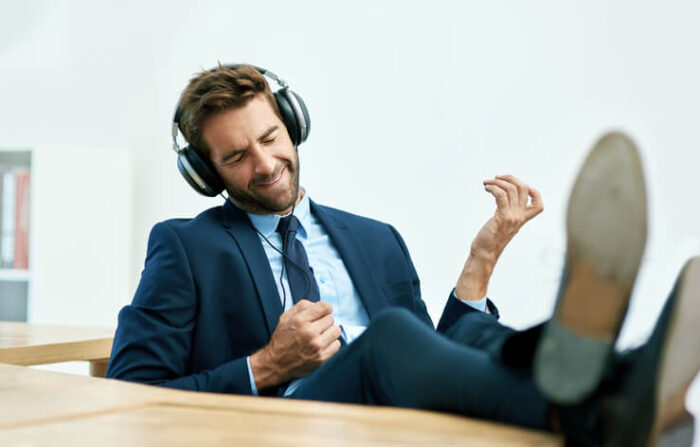 hombre de negocios escuchando cultura de negocios